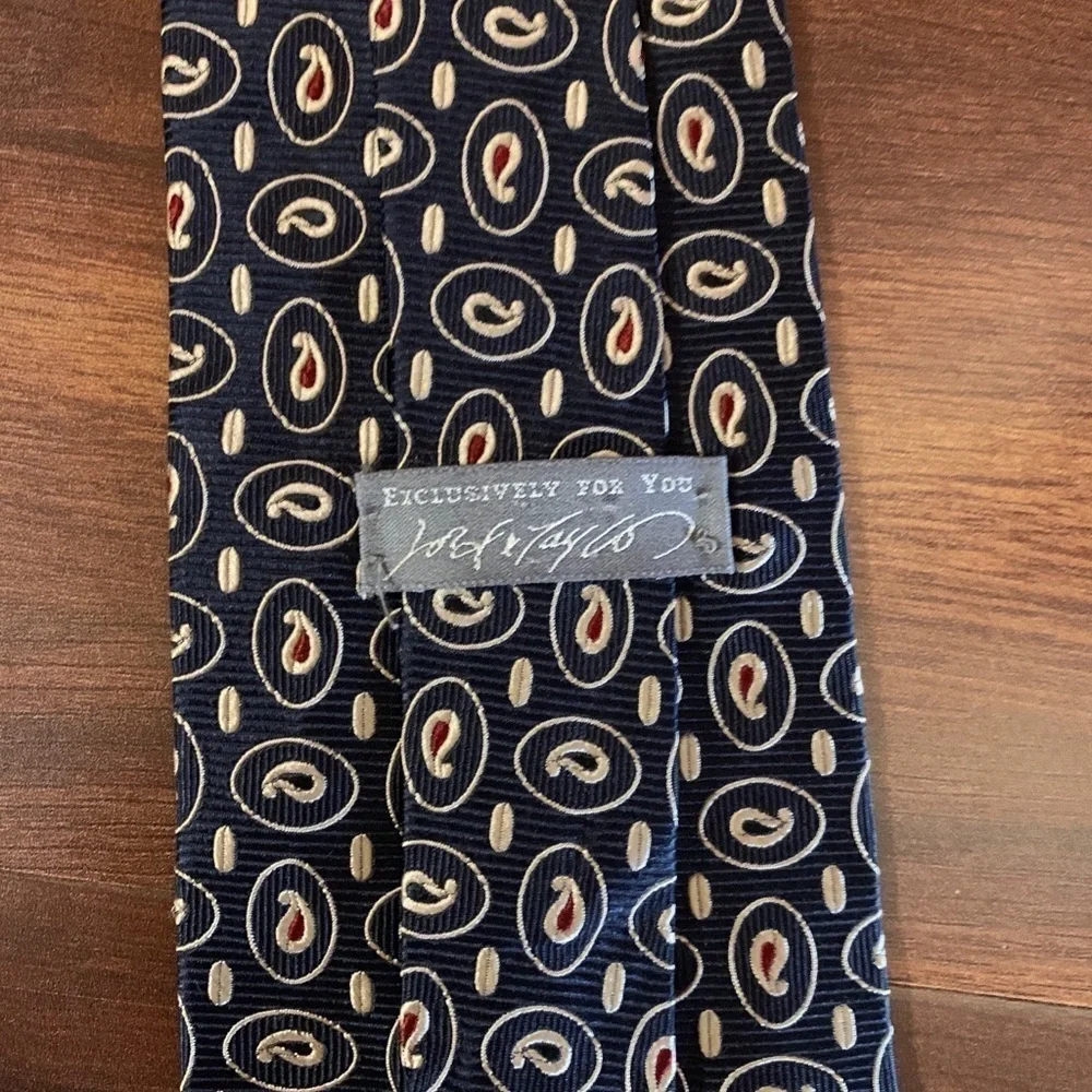 🍁END of YEAR SALE🍁LORD & TAYLOR 100% Italian Silk Paisley on Black  Necktie